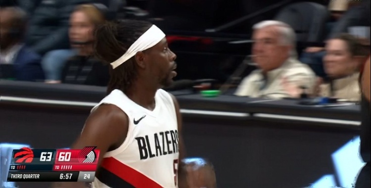 AG官方网站-廉颇老矣？霍勒迪背运上篮&amp;连中三分球 个人独得8分追上比分