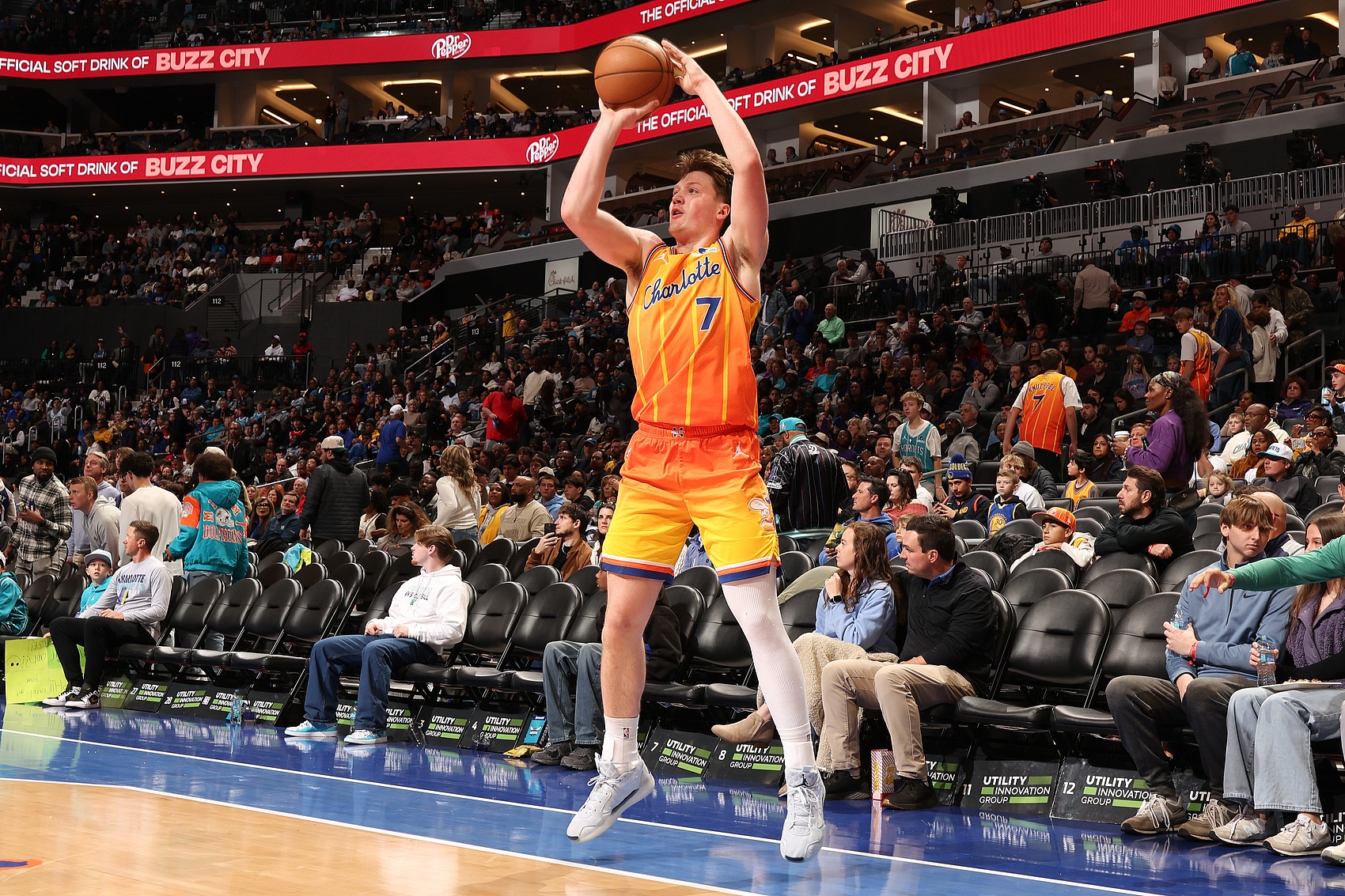 AG体育-未来可期！克尼佩尔生涯前46场命中150+三分 NBA历史最快